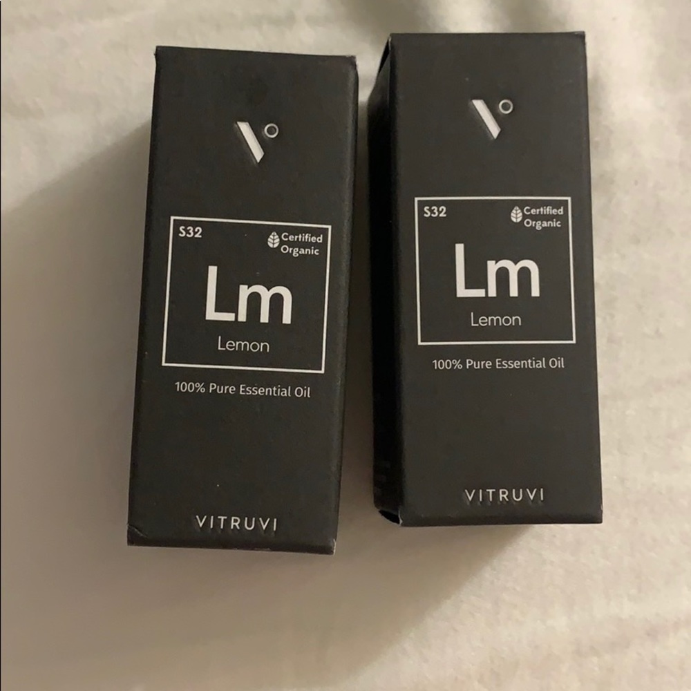 Vitruvi Organic Lemon Essential Oil